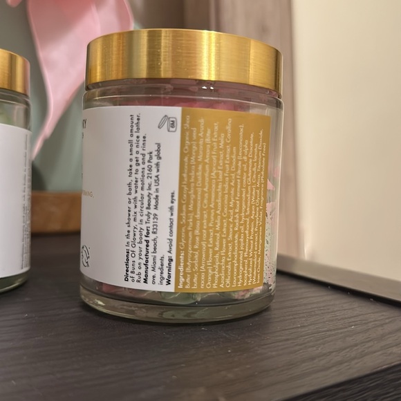 TRULY Buns of Glowry Butt Butter and Polish with Gold Lids - Picture 3 of 3